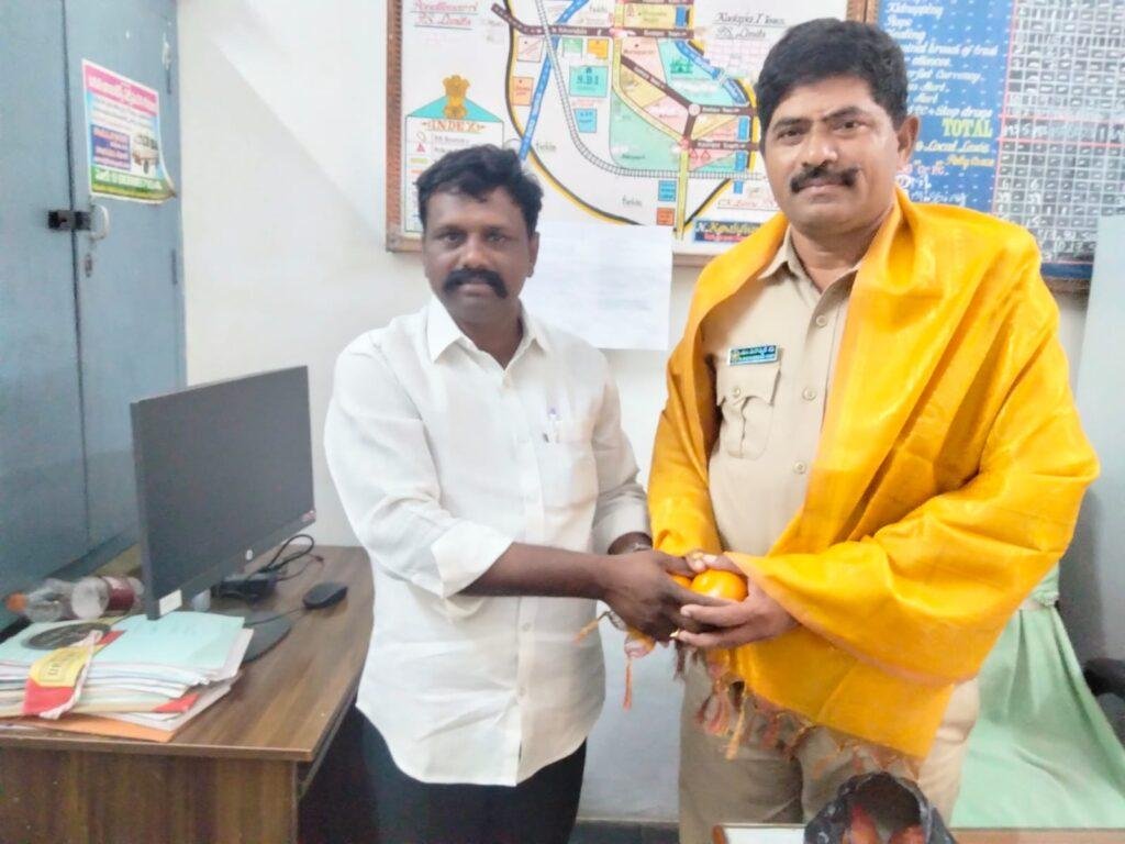 తాలూకా ఎస్సైలను సన్మానించిన బేడా,బుడగజంగం సంక్షేమ సంఘం జిల్లా అధ్యక్షులు ధూపం రాజు