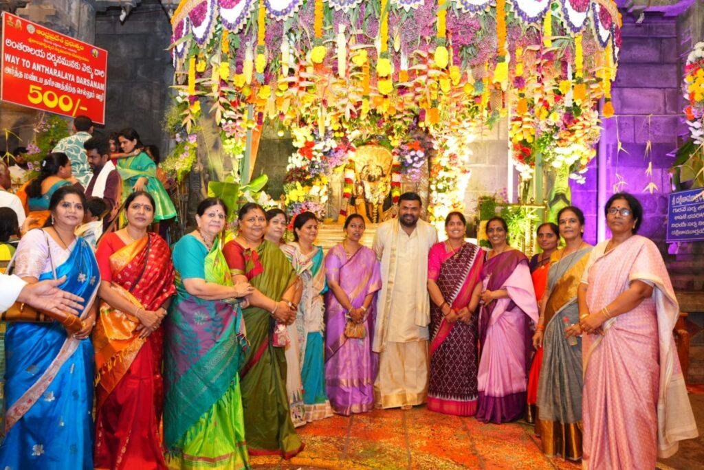 శ్రీకాళహస్తీశ్వరుని సేవలో టీటీడీ బోర్డు మెంబర్ వైద్యం శాంతరాం