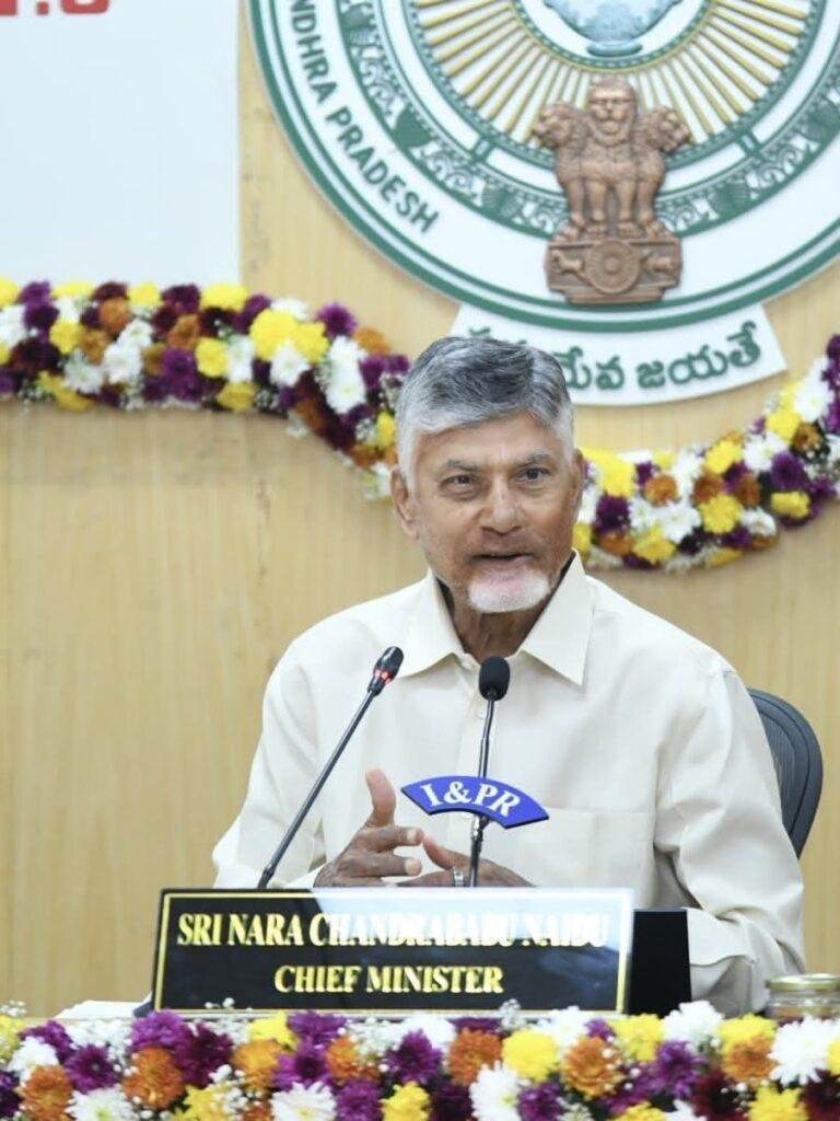 కలెక్టర్ల కాన్ఫరెన్సులో శాంతిభద్రతల అంశంపై జిల్లా కలెక్టర్లు, ఎస్పీలకు ముఖ్యమంత్రి చంద్రబాబు దిశానిర్దేశం.