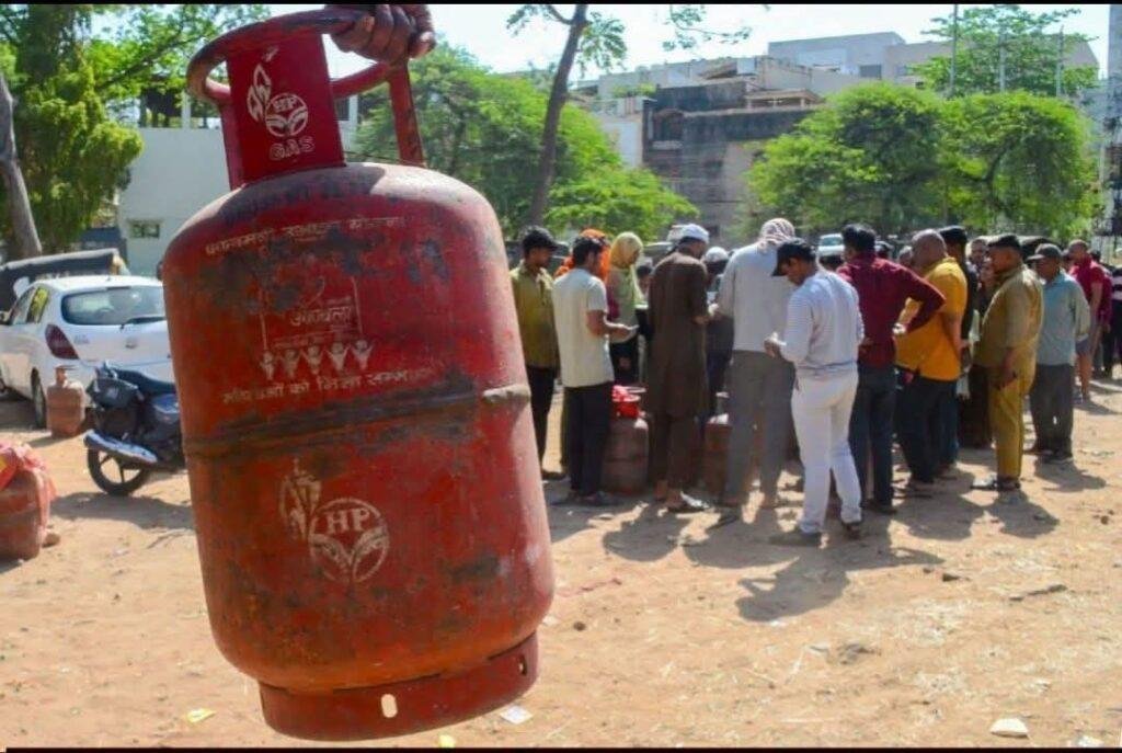 అనవసరంగా గ్యాస్ సిలిండర్లు బుక్ చేయవద్దు*  *పల్నాడు జిల్లా పౌర సరఫరాల అధికారి*