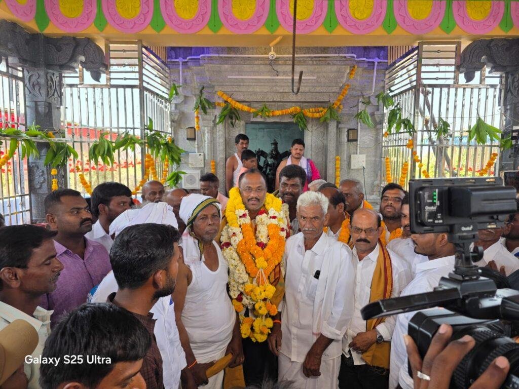 శ్రీ వెంకటేశ్వర స్వామి విగ్రహ ప్రతిష్ట కార్యక్రమంలో పాల్గొన్న మండిపల్లి లక్ష్మీ ప్రసాద్ రెడ్డి