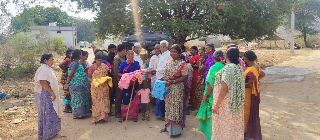 రంజాన్ పండుగ సందర్బంగా చీరలు పంపిణీ