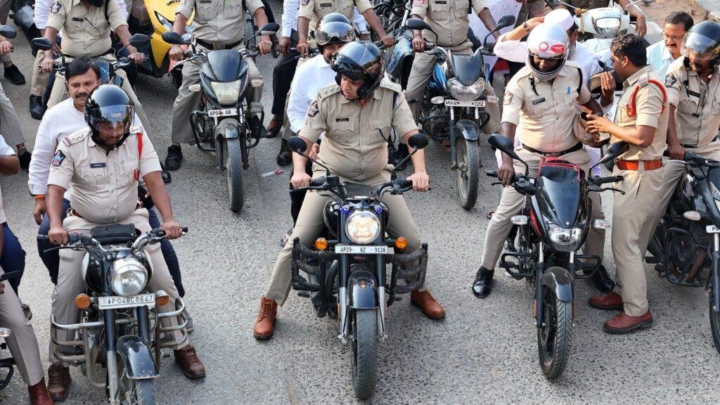 హెల్మెట్ ధరించండి ప్రాణాలు కాపాడుకోండి; యల్లటూరి శ్రీనివాస రాజు