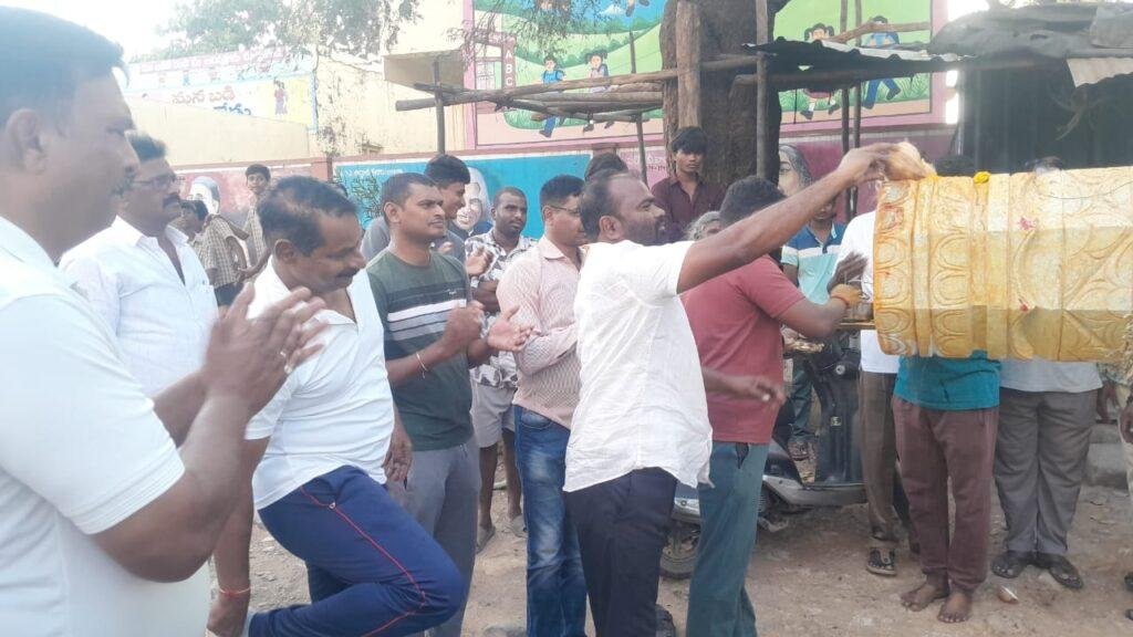 నూతన ధ్వజస్తంభానికి ప్రత్యేక పూజలు