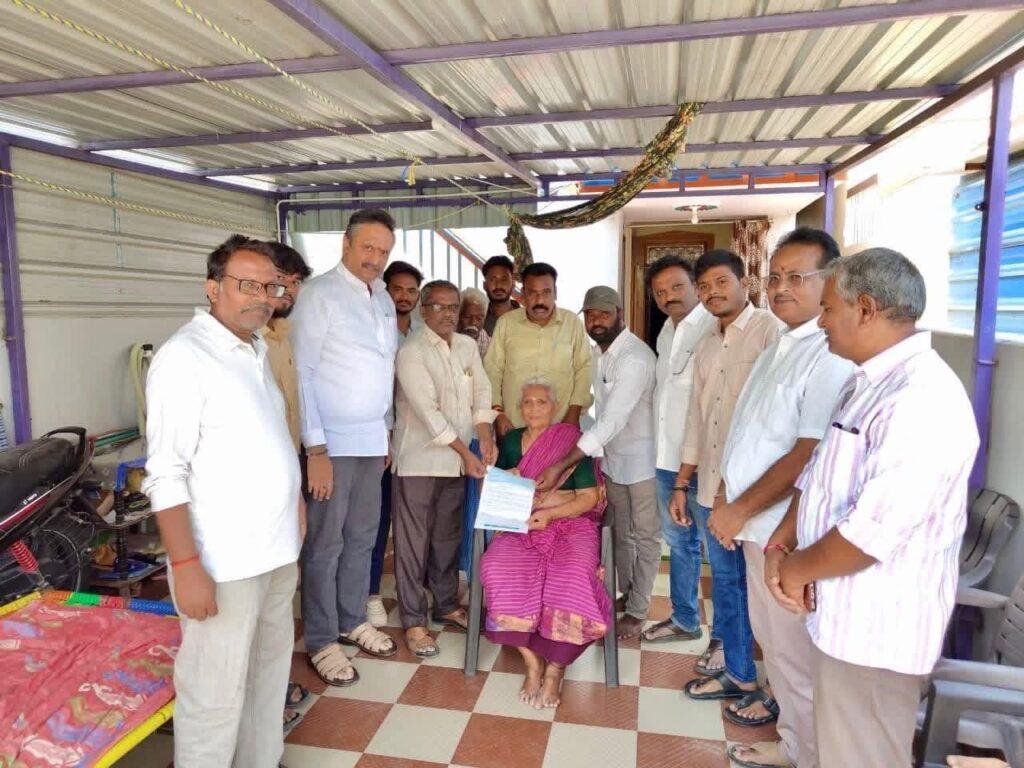 అనసూయమ్మకు సీఎం సహాయనిది చెక్కులు అందించిన బిజెపి నాయకులు