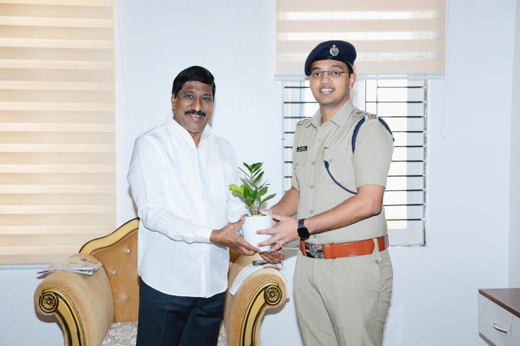ఇన్చార్జ్ మంత్రిని కలిసిన అన్నమయ్య జిల్లా ఎస్పీ
