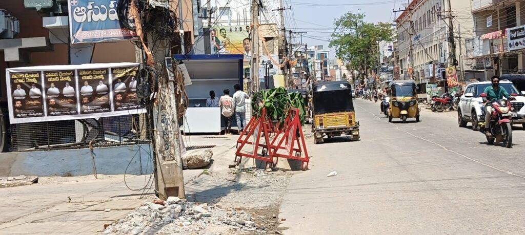 ఆ మాల్ పై అంత ప్రేమ ఎందుకు?రోడ్లను ఆక్రమించిన పట్టించుకోరా?