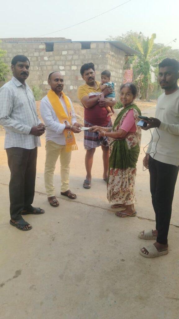 తెల్లారక ముందే లబ్ధిదారులకు పింఛన్లు