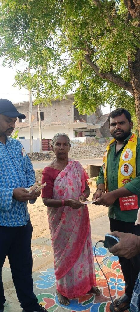 సింగారెడ్డిపల్లి లో పింఛన్ల పంపిణీ