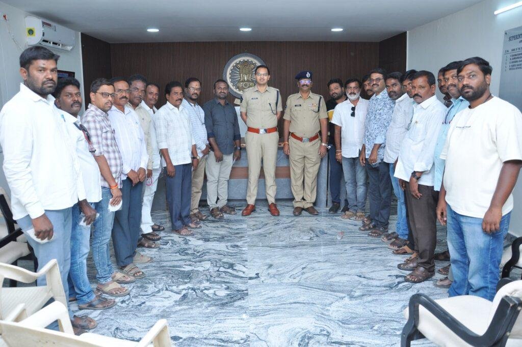 నకిలీ విలేఖర్లకు చెక్; ప్రెస్ స్టిక్కర్లను ఆవిష్కరించిన అన్నమయ్య జిల్లా ఎస్పీ