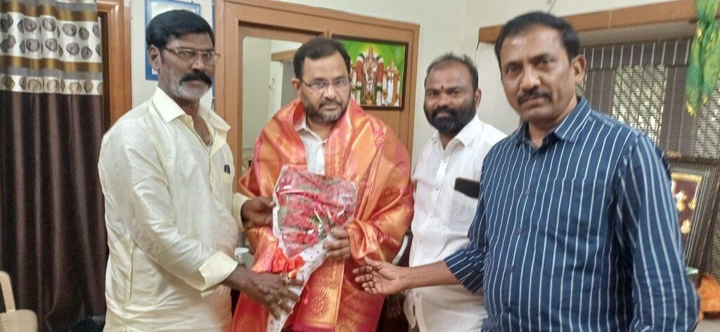 సుగవాసి ప్రసాద్ బాబును కలిసిన శనివారపు మోహన్ రెడ్డి