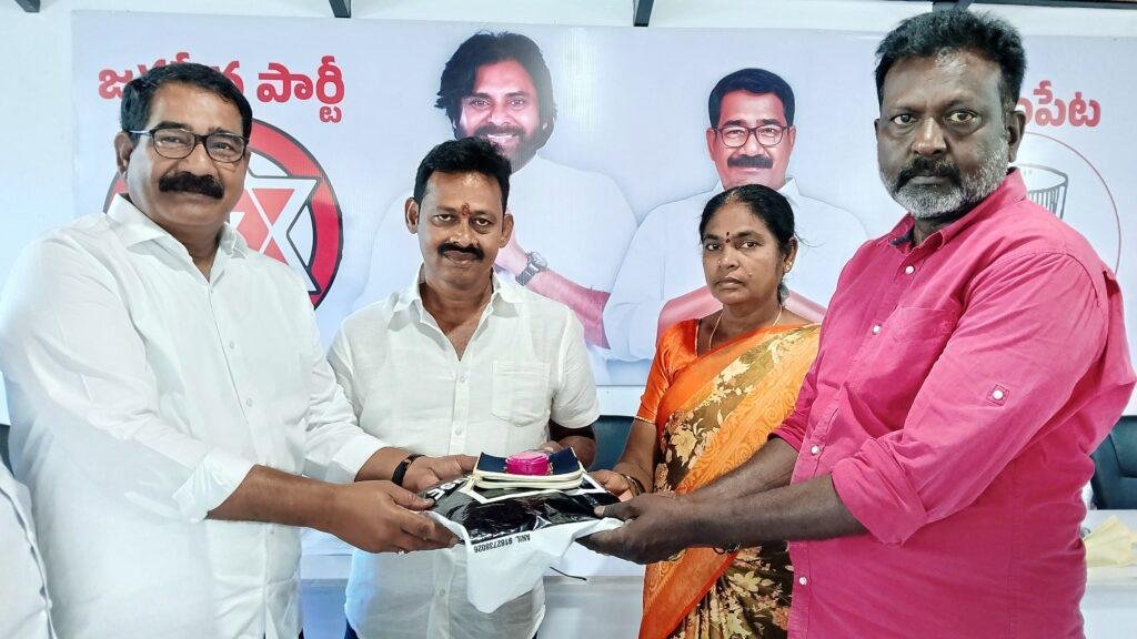 వివాహ శుభకార్యానికి తాళిబొట్టు బట్టలు అందించిన యల్లటూరు