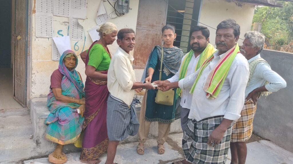 నేకనాపురం గ్రామంలో  ఎన్టీఆర్ భరోసా పింఛన్లు పంపిణీ, వీరనాల రామచంద్ర
