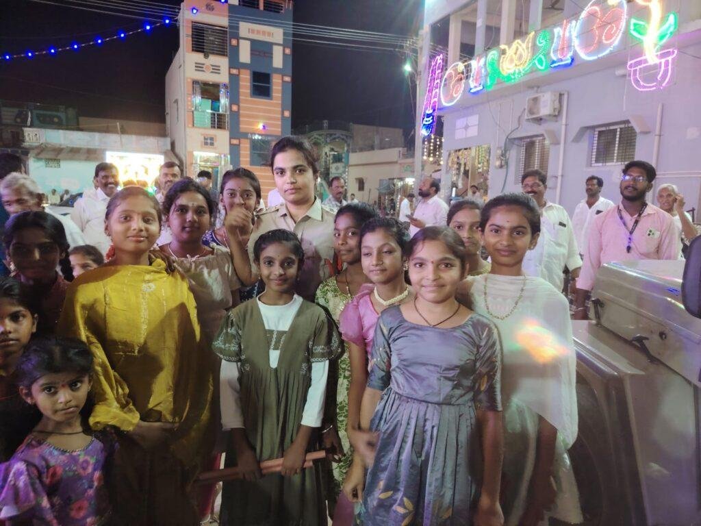 మాచుపల్లి లో  విద్యార్థులను అభినందించిన, సిద్ధవటం మండల ఎస్సై హారిక