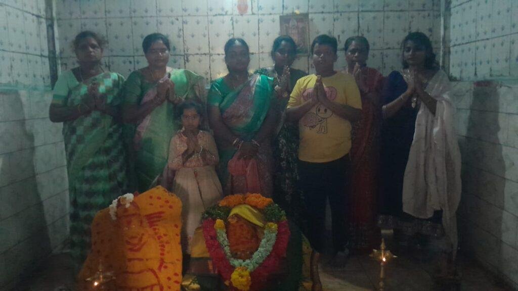 ఇరుగులమ్మ అమ్మవారికి ప్రత్యేక పూజలు