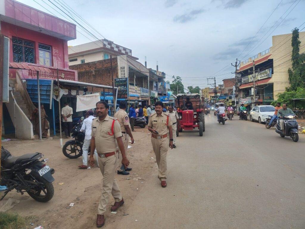 రహదారులపై అక్రమ ఆక్రమణల పై ప్రత్యేక డ్రైవ్ నిర్వహించిన పోలీసులు 