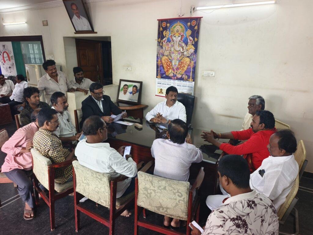 వార్ రూమ్ లో బీఎల్ఏ లు, లీగల్ సెల్ వారితో తో సమావేశమైన మాజీ ఎమ్మెల్యే కొరముట్ల