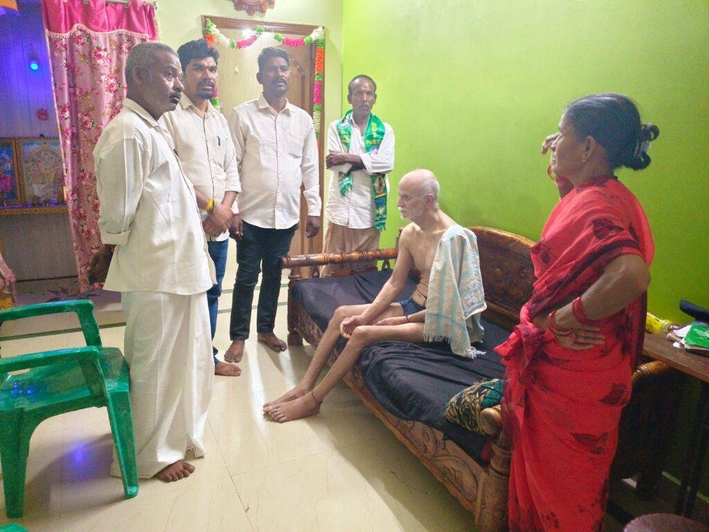 గొబ్బిళ్ళ కోట కొండ రంగయ్య కి 10000 రూపాయలు ఆయన హాస్పిటల్ ఖర్చులకు కువైట్ ఎన్నారై రామచంద్రన్ యువసేన