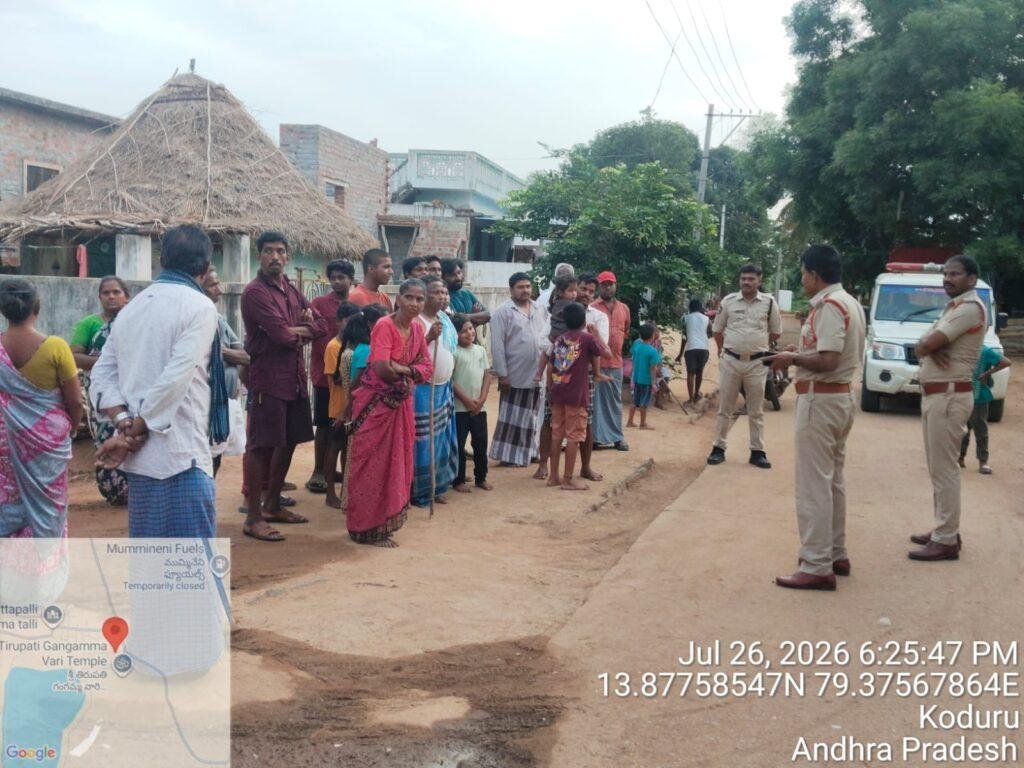 గ్రామ సభ ఏర్పాటు చేసి రోడ్ సేఫ్టీ పైన, పోక్సో చట్టం పైన, బాల్య వివాహాల పైన, సైబర్ నేరాలపైన అవగాహన కల్పిస్తున్న సీఐ చంద్రశేఖర్