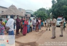 గ్రామ సభ ఏర్పాటు చేసి రోడ్ సేఫ్టీ పైన, పోక్సో చట్టం పైన, బాల్య వివాహాల పైన, సైబర్ నేరాలపైన అవగాహన కల్పిస్తున్న సీఐ చంద్రశేఖర్