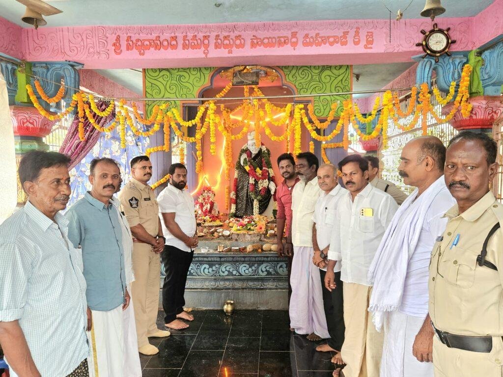 గురుపౌర్ణమి రోజున సాయిబాబాను దర్శించుకున్న ఎమ్మెల్యే అరవ శ్రీధర్ 
