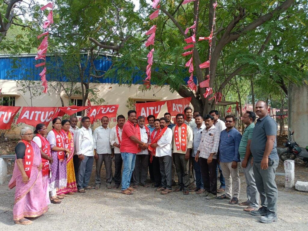 కార్మిక నేతలు నాగిపోగు పెంచలయ్య, సురేంద్ర  ఏఐటీయూసీ లోకి చేరిక