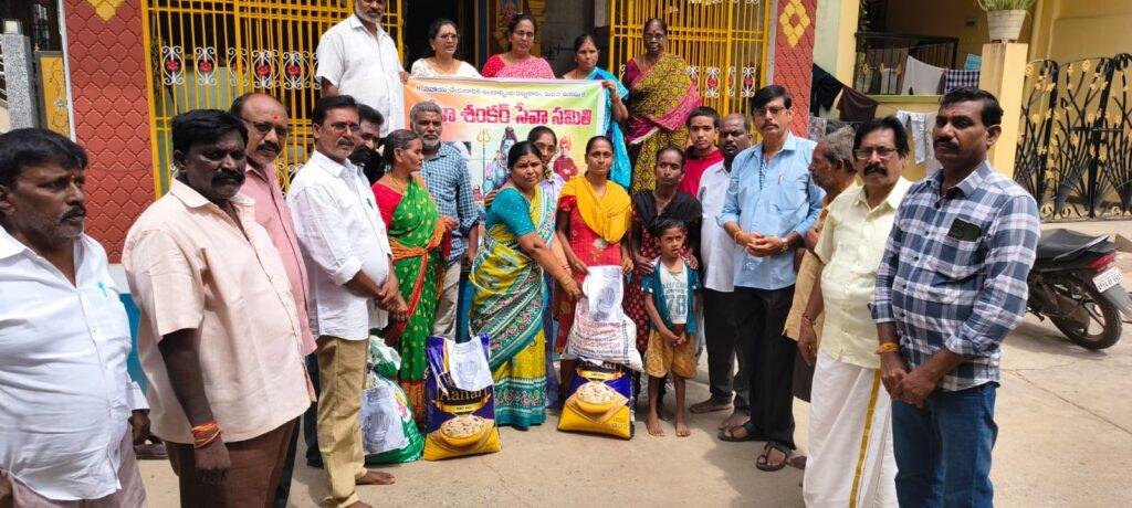 బోలా శంకర్ సేవా సమితి ఆధ్వర్యంలో నిత్యవసర సరుకులు పంపిణీ 