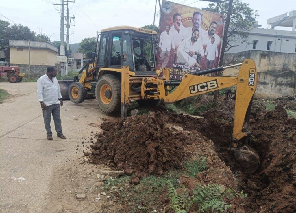 సొంత నిధులతో డ్రైనేజీ సమస్యను క్లియర్ చేయించిన బత్యాల అనుచరులు (శ్రీకారం శివయ్య బ్రదర్స్)