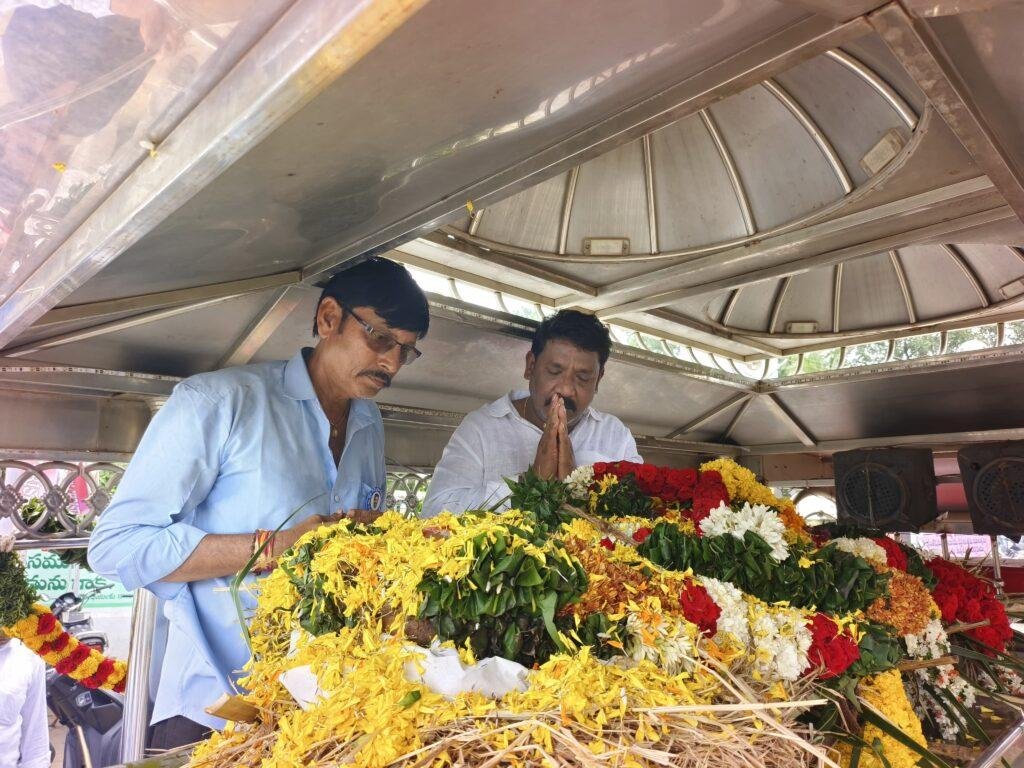 సుగువాసి సుబ్రమణ్యం పార్థివ దేహానికి నివాళులర్పించిన మాజీ ఎమ్మెల్యే కొరముట్ల 