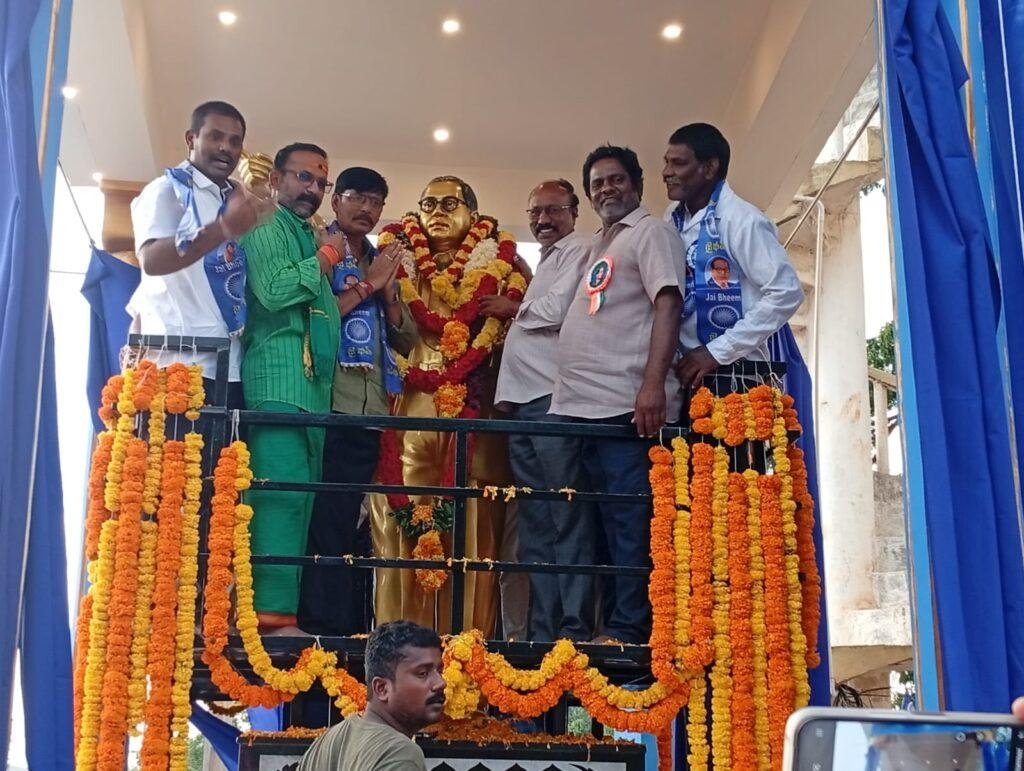 డాక్టర్ బి.ఆర్ అంబేద్కర్  కాంస్య విగ్రహ ఆవిష్కరణ పూలమాలలు వేసి ఘన నివాళులు అర్పిస్తున్న కోడూరు పట్టణ వైయస్సార్ కాంగ్రెస్ పార్టీ అధ్యక్షుడు సిహెచ్ రమేష్ బాబు