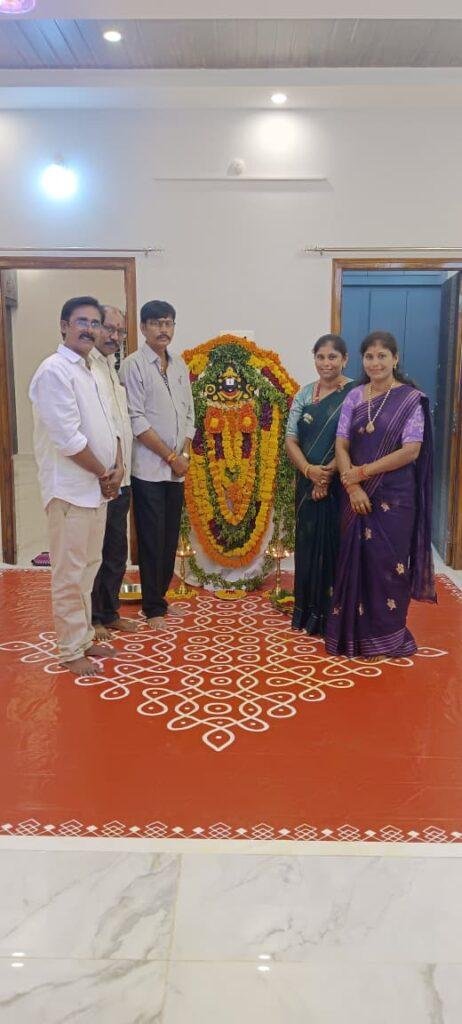 మాజీ సర్పంచ్ కారుమంచి సంయుక్త నూతన గృహప్రవేశ కార్యక్రమంలో పాల్గొన్న వైసీపీ నాయకులు