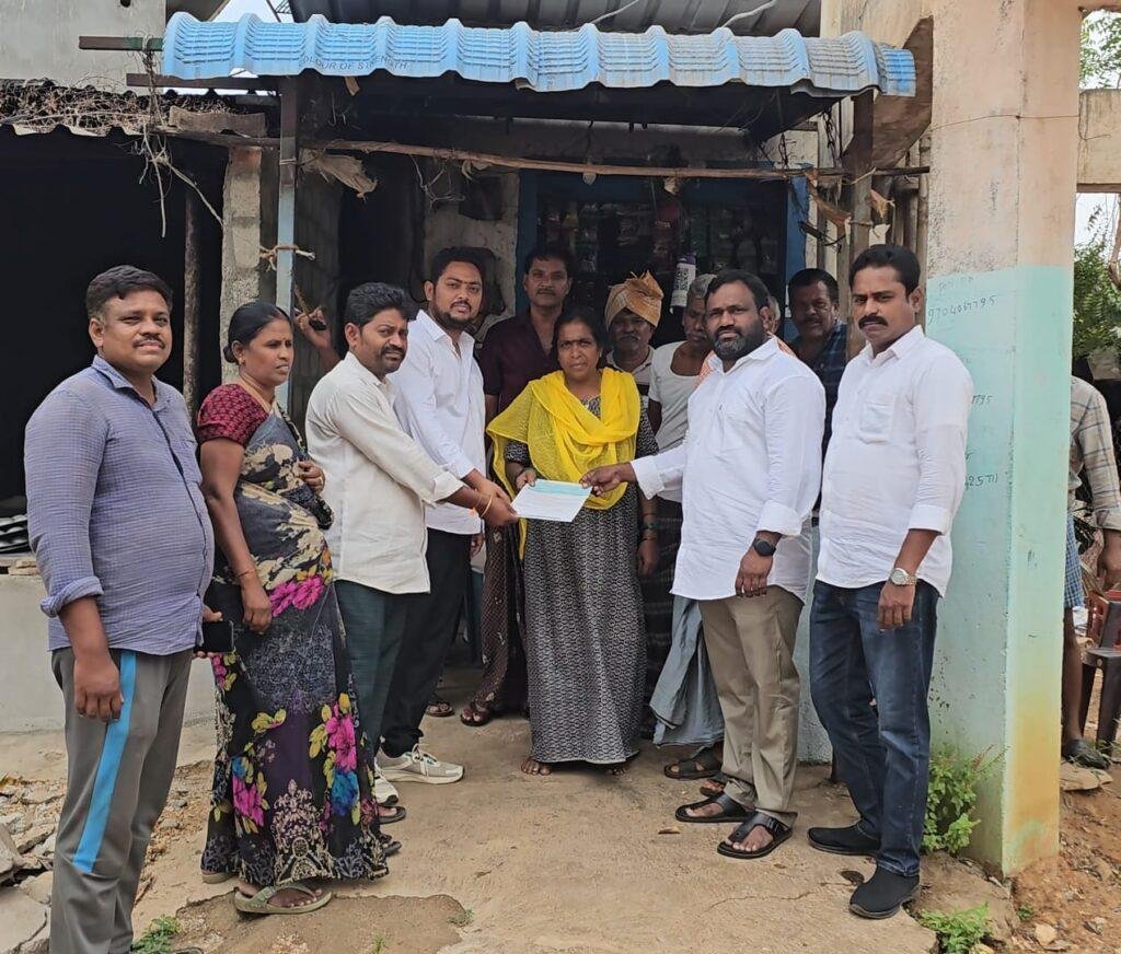 భారతీయ జనతా పార్టీ ఆధ్వర్యంలో సీఎంఆర్ఎఫ్ చెక్కు పంపిణీ