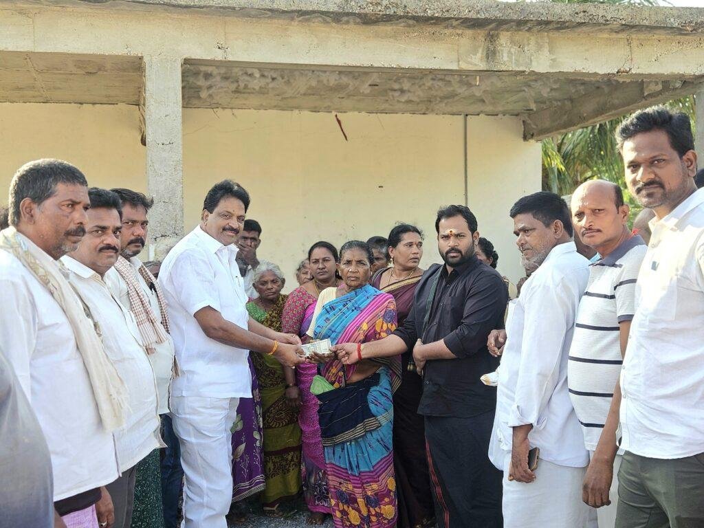 బుడుగుంటపల్లిలో ఎన్టీఆర్ భరోసా పెన్షన్ల పంపిణీ కార్యక్రమంలో పాల్గొన్న ఎమ్మెల్యే అరవ శ్రీధర్ ముక్క రూపానందరెడ్డి 