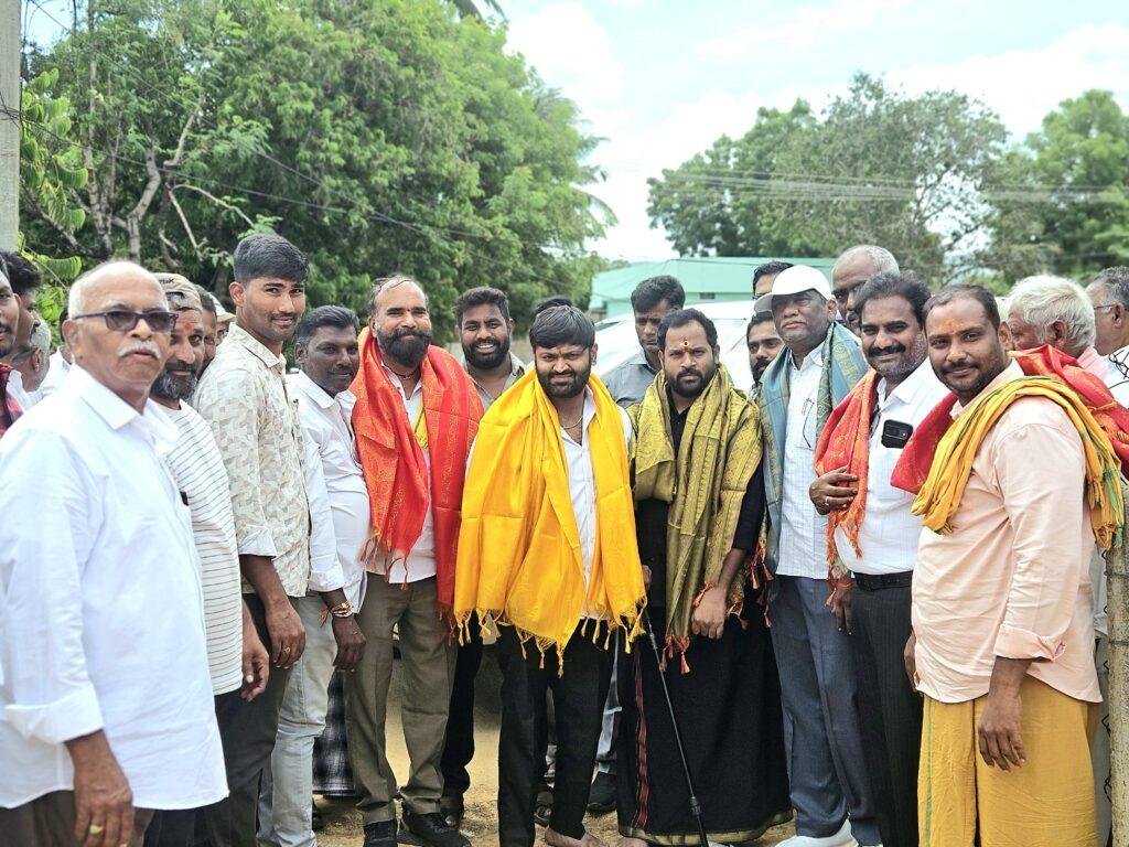 పశువుల షెడ్డు నిర్మాణానికి భూమిపూజ నిర్వహించిన అరవ శ్రీధర్  యువ నేత ముక్కా సాయి వికాస్ రెడ్డి 
