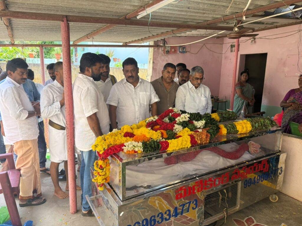 కొలవల సుబ్బారెడ్డి పార్థివ దేహానికి నివాళులర్పించిన మాజీ ఎమ్మెల్యే కొరముట్ల