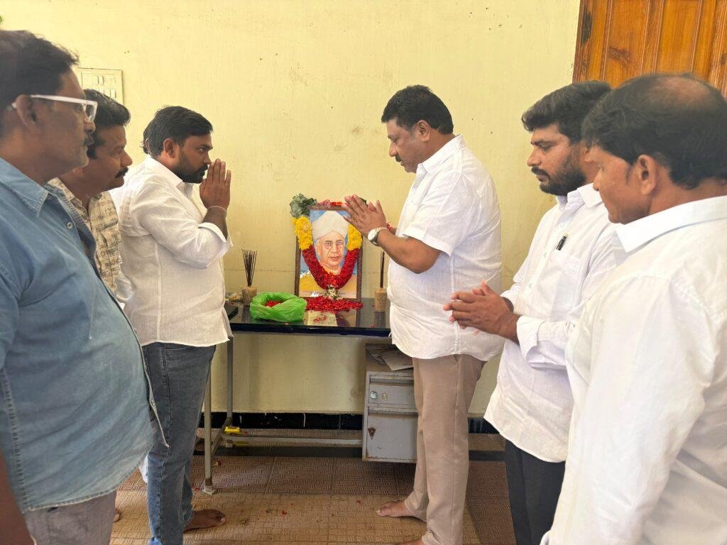 సర్వేపల్లి రాధాకృష్ణన్ జయంతి నివాళులర్పించిన మాజీ ఎమ్మెల్యే కోరముట్ల 