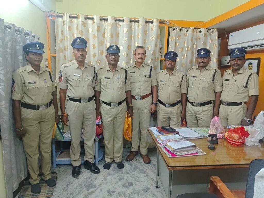 పదోన్నతి పొందిన హెడ్ కానిస్టేబుళ్లకు రేణిగుంట డీఎస్పీ  వై. శ్రీనివాసరావు అభినందనలు