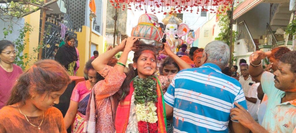 10 కేజీల వినాయక లడ్డును 1,51,116ల కు వేలం పాట పాడి దక్కించుకున్న పిడుగు సాయి రేఖ