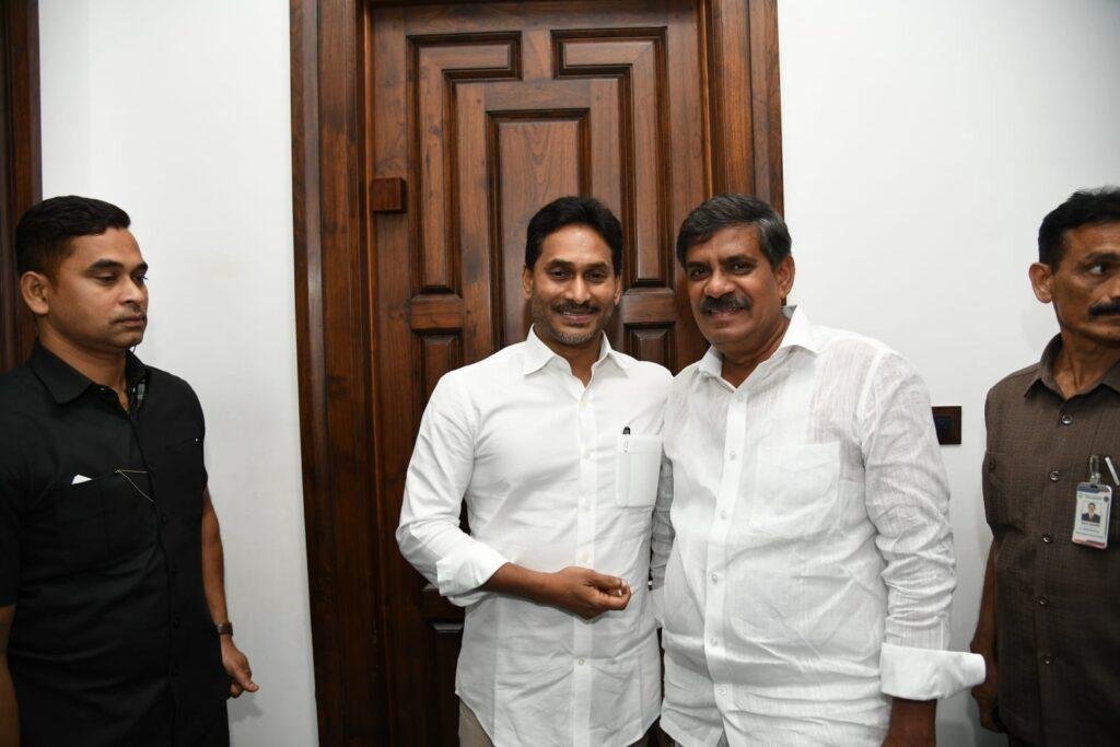 వైఎస్ జగన్ మోహన్ రెడ్డిని మర్యాదపూర్వకంగా కలిసిన రామిరెడ్డి ధ్వజారెడ్డి