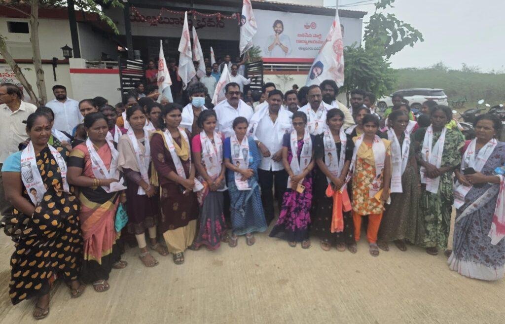 జనసేన కి మహిళా మణుల జై
