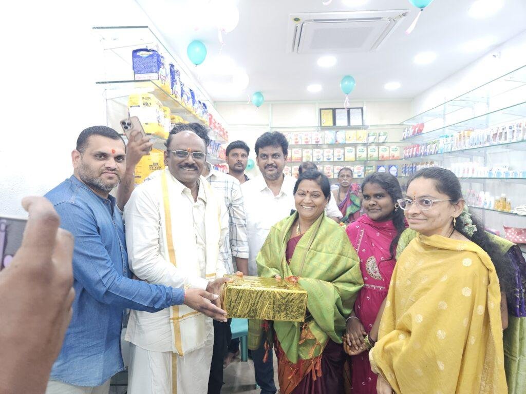 కీర్తి మెడికల్ స్టోర్స్ ను ప్రారంభించిన ముక్కా వరలక్ష్మి 