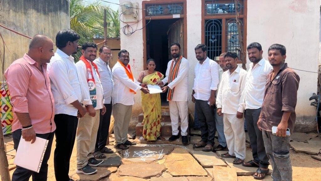 ఓబులవారిపల్లి బిజెపి మండల అధ్యక్షులు ముక్క రూపేష్ రెడ్డి ఆధ్వర్యంలో  సీఎంఆర్ఎఫ్ చెక్కుల పంపిని