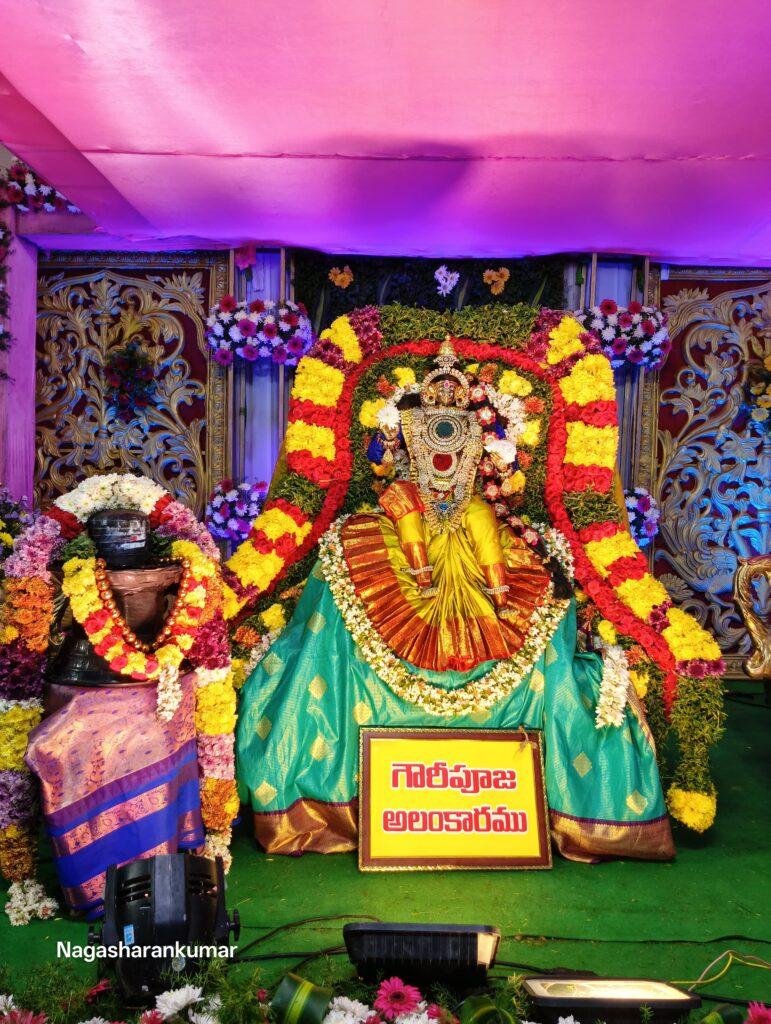 గౌరీపూజ అలంకారంలో అమ్మవారి దర్శనం ఆర్యవైశ్య సంఘం అధ్యక్షులు పెండ్యాల విజయ్ కుమార్